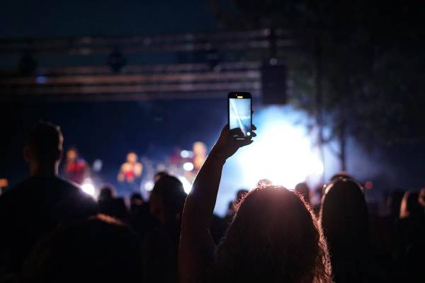 Vista aérea del camping Union Lido Mare con toboganes acuáticos, piscinas y playa.