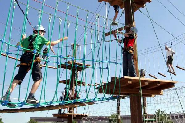 Vista aérea del camping Sudsee Camp con un lago y muchas autocaravanas estacionadas.