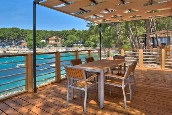 Luchtfoto van Camping Cikat waterpark met zwembaden en glijbanen bij zonsondergang.