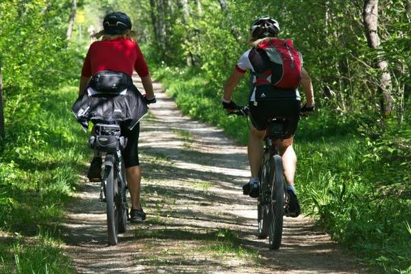 Due ciclisti su un sentiero nel campeggio Papillon Country Resort.