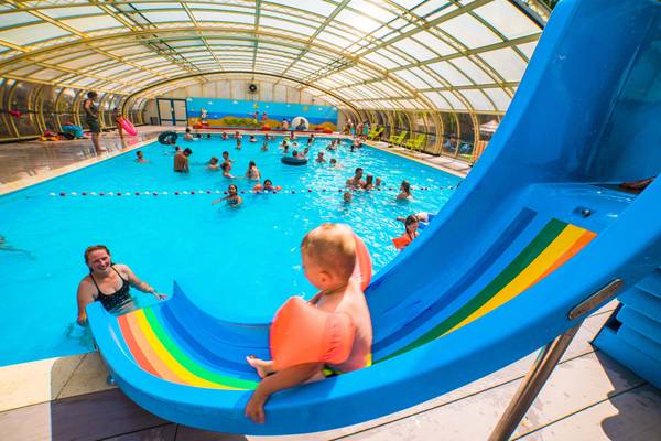 Piscina al camping Papillon Country Resort con molti nuotatori.