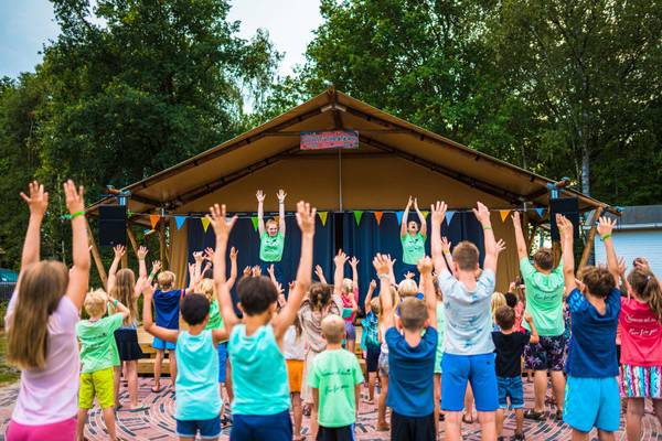 Bambini che ballano davanti a una tenda al campeggio Papillon Country Resort.