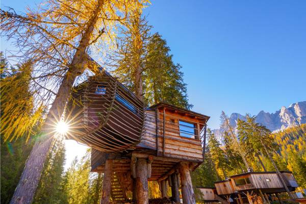 Caravanpark Sexten Baumhaus im Herbst