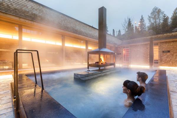 Campeggio Sexten con piscina esterna e caminetto.