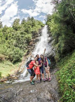 Group of people at a waterfall at Erlebnis Resort Aufenfeld campsite