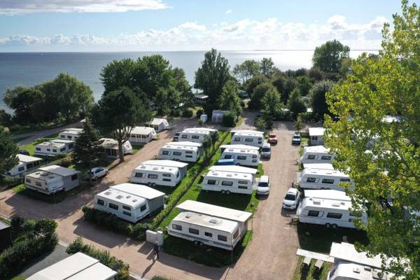 Luftaufnahme vom Wulfener Hals Campingplatz mit Meerblick