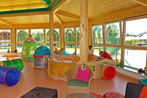 Camping Hopfensee Pavillon Kinder spielen