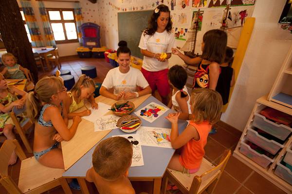 Playa Montroig kids encouragement painting