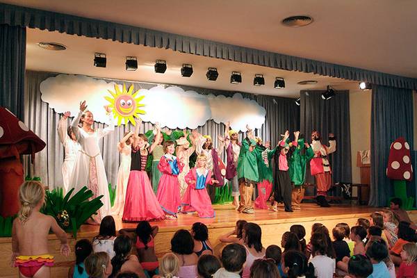 Playa Montroig kids encouragement dancing