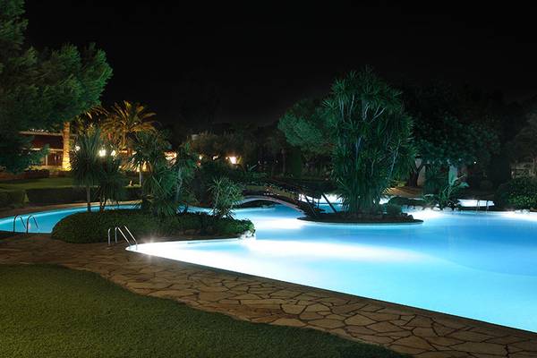 Natsudsigt af en oplyst pool i Playa Montroig Camping Resort