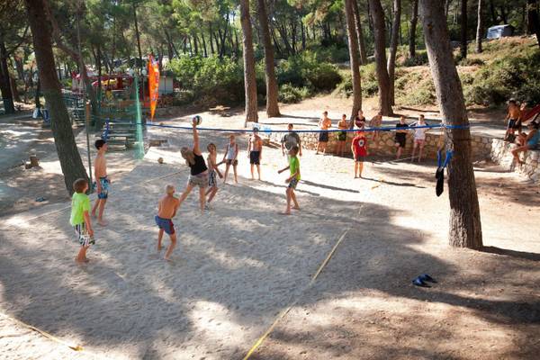 Børn spiller volleyball på Camping Čikat