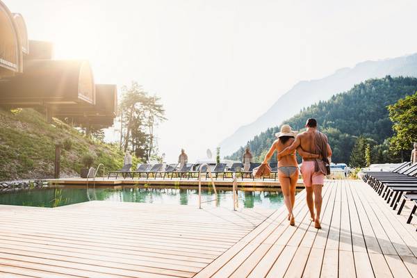 Pareja en la piscina en el Alpencamping Nenzing