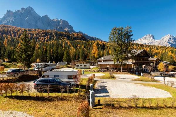 Campeggio in montagna con case mobili e auto