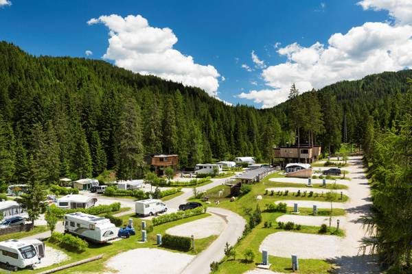 Vista aerea del Camping Caravan Park Sexten circondato da montagne e alberi