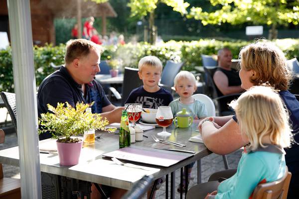 Familie eet in het bistro van Camping De Wildhoeve