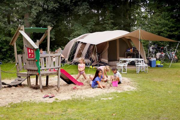 Kinderen spelen in het zandbakje op Camping De Wildhoeve.