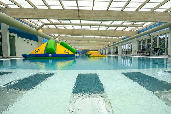Piscina cubierta del Feddet Strand Resort con toboganes de agua y ventanas de vidrio