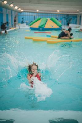 Una niña nada en la piscina cubierta del Feddet Strand Resort.