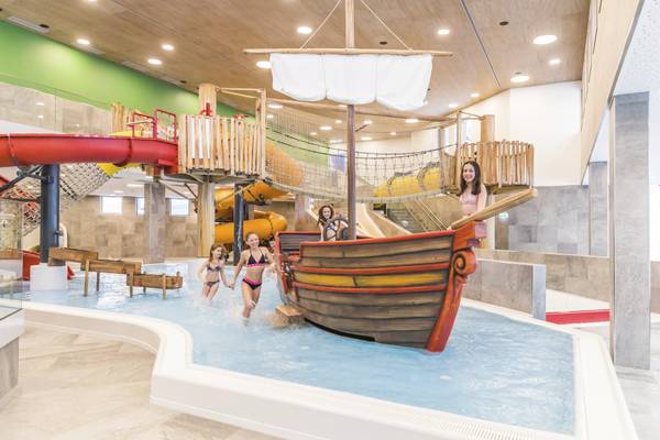 Kinder spielen im Wasserpark des Zugspitz Resorts.