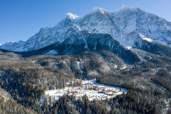 Luftaufnahme des Zugspitz Resort Campingplatzes mit schneebedeckten Bergen im Hintergrund