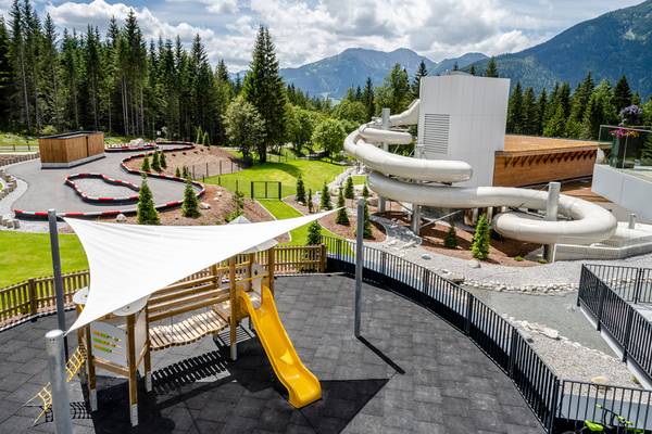 Zugspitz Resort Campingplatz mit Spielplatz, Rutsche und Bergblick.