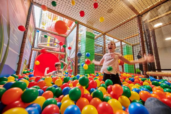 Zwei Kinder spielen im Ballbad im Zugspitz Resort Campingplatz.