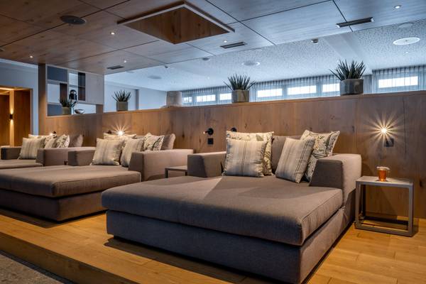 Loungebereich im Zugspitz Resort Campsite mit Tagesbetten und Topfpflanzen.