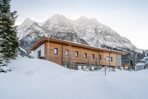 Zugspitz Resort im Schnee mit Bergen im Hintergrund
