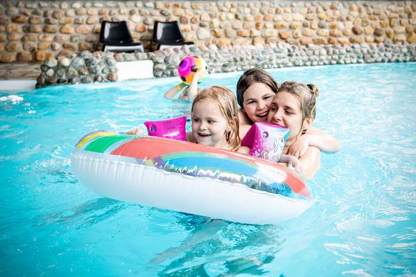 Kinder im Schwimmbecken von Hvidbjerg Strand Feriepark