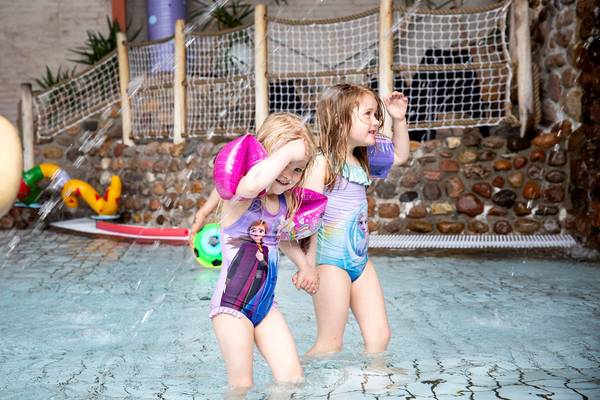 Zwei Madchen im Schwimmbad des Hvidbjerg Strand Ferieparks