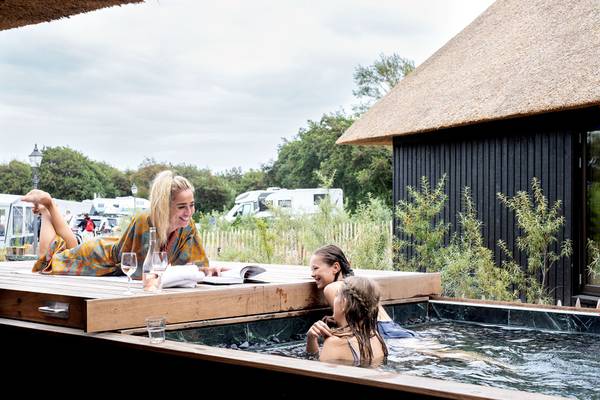 Frau im Pool im Hvidbjerg Strand Feriepark