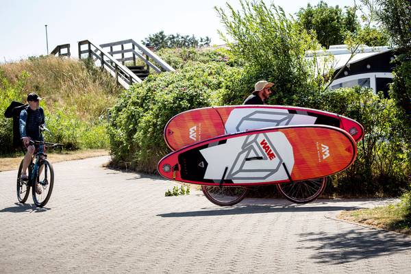 Zwei Männer mit Surfbrettern am Campingplatz