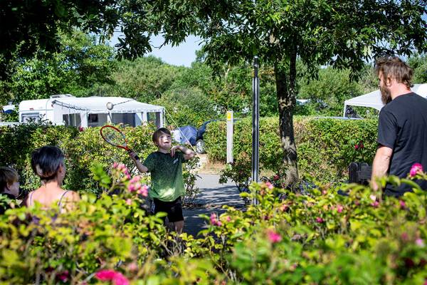 Kinder spielen Tennis auf dem Campingplatz Hvidbjerg Strand Feriepark