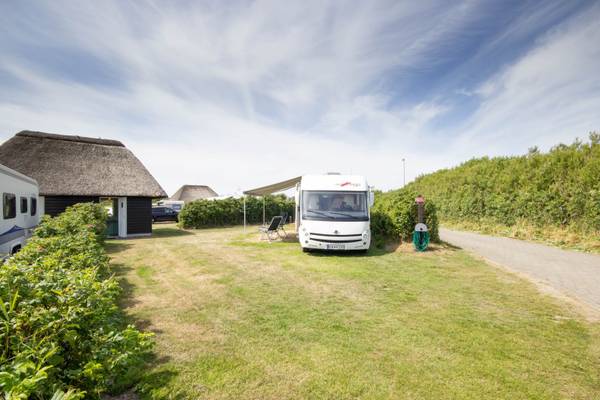 Campingplatz mit Wohnmobil und umliegenden Gebäuden, Hvidbjerg Strand Feriepark