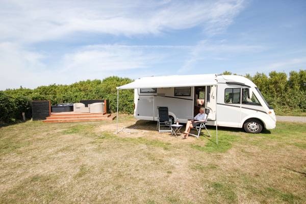 Hvidbjerg Strand Feriepark Camping mit Wohnwagen und Veranda
