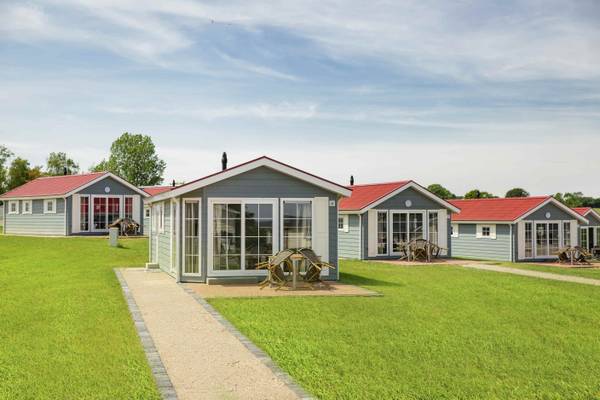 Ostseecamping Heide mit mehreren Chalets und Stühlen auf dem Rasen
