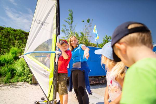 Windsurfkurs im Ostseecamping Heide mit Kursleiterin und Kindern.