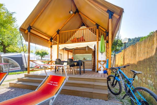 Campingovernatning med terrasse og cykel udenfor