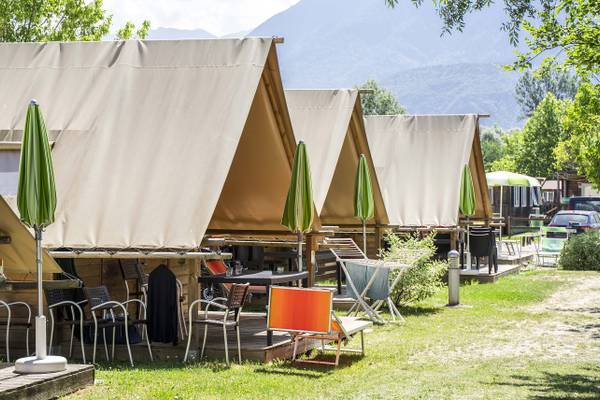 Camping med telte og terrasse foran bjerge