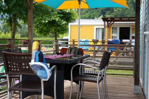 Terras med parasol på Lago Levico Camping