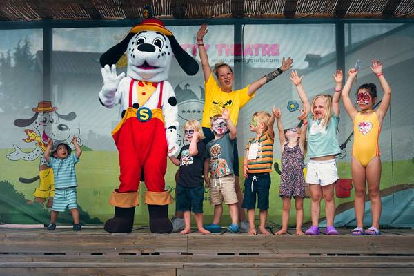 Enfants avec la mascotte Klein Lucy sur scène au camping