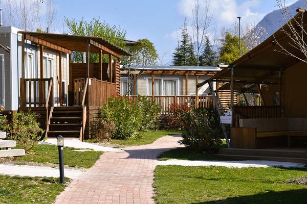 Camping de glamping avec des maisons en bois et des terrasses.