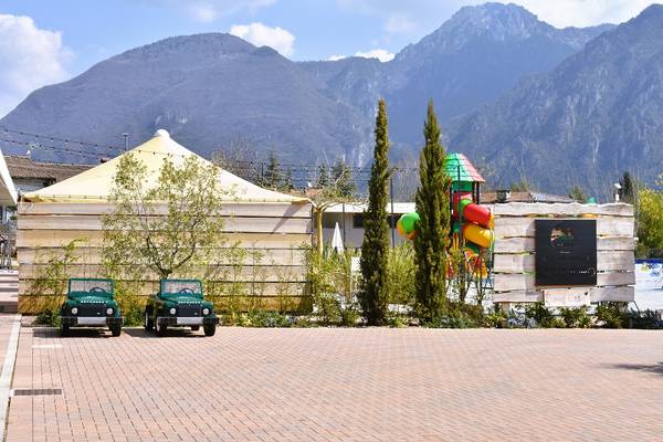 Tentes de glamping et voitures jouets au camping Lago Idro Glamping Boutique.