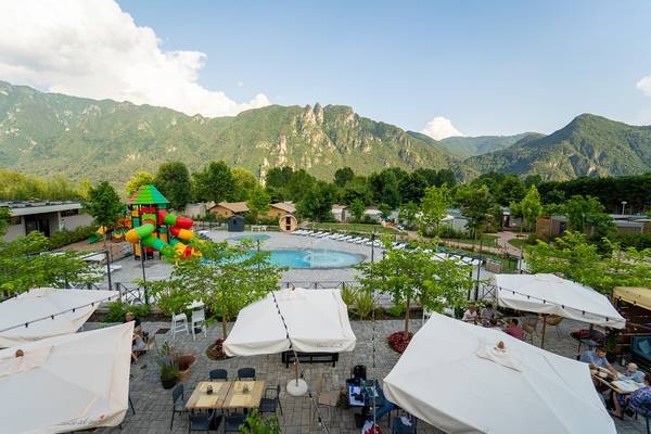 Camping Lago Idro Glamping Boutique avec vue sur la montagne, toboggan et piscine.
