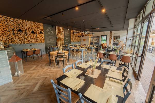 Intérieur du restaurant du camping Lago Idro Glamping Boutique.