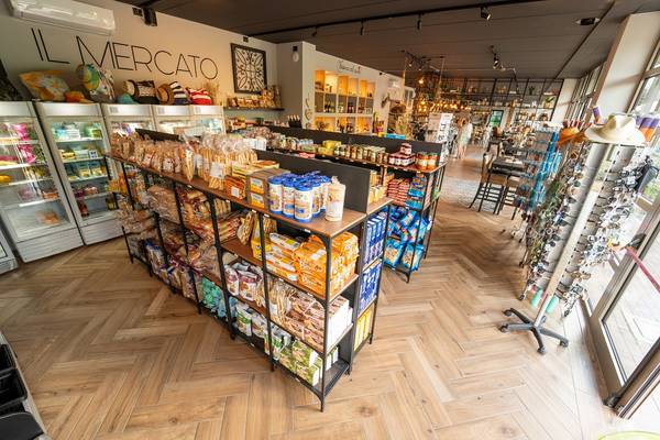 Vue intérieure du camping Lago Idro Glamping Boutique avec des aliments et accessoires en vente.