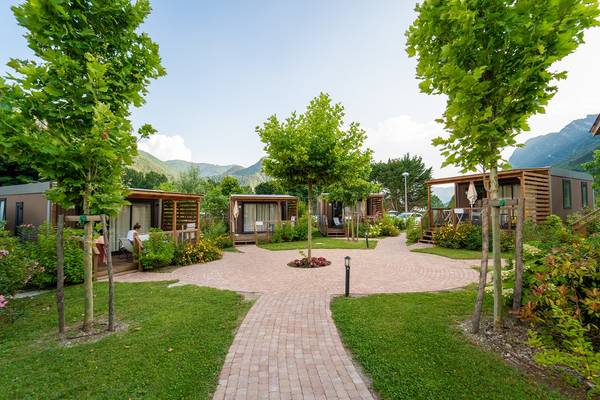Tentes de glamping au camping Lago Idro Glamping Boutique par une journée ensoleillée.