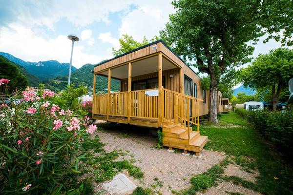 Un bungalow glamping en bois dans le camping Lago Idro Glamping Boutique