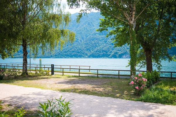 Emplacement de glamping au bord du lac avec des montagnes en arrière-plan