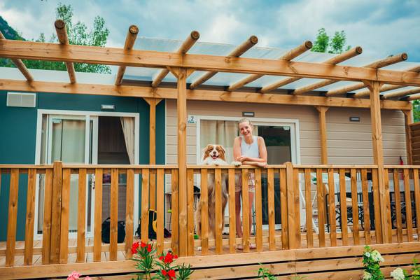 Une femme se tient sur la terrasse du camping Lago Idro Glamping Boutique.